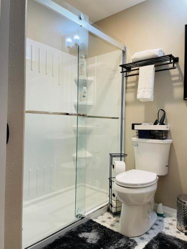 Ένα μπάνιο στο Multi Family! 2 min walk to Beach! EV Charger!