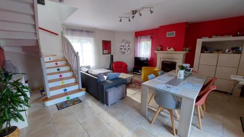 Χώρος καθιστικού στο Le So Sweet, maison avec jardin clos, terrasse aménagé, jeux et jouets, baby foot, flipper, table de ping pong, à 1km de la plage d' Omaha beach et près Port en Bessin