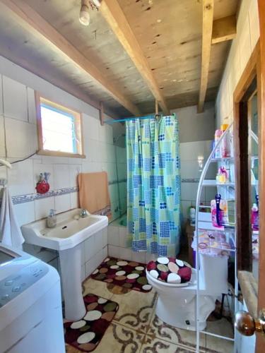 a bathroom with a sink and a toilet at Hospedaje Marisol in Pichicolo