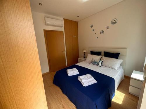 una camera da letto con un letto e due asciugamani di Figueira da Foz Luxury Villa Suite Room a Buarcos