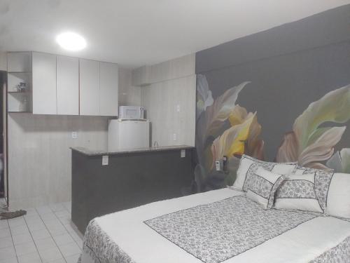 a bedroom with a bed and a kitchen in it at Apto 227 a 4 km do aeroporto N B centro in Núcleo Bandeirante