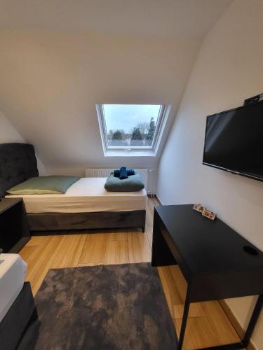a small bedroom with a bed and a window at Golden Apartments in Essen