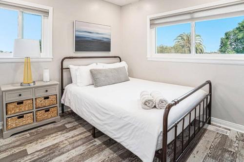 a bedroom with a bed and two windows at One bedroom retreat full kitchen/laundry 1GB Wi-Fi in Bonita