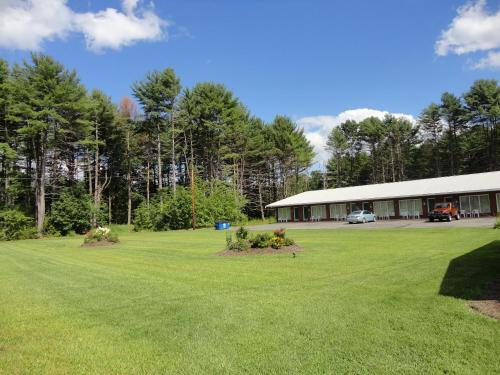 a large yard in front of a building at Sara Glen Motel - Saratoga Springs-Glens Falls in Saratoga Springs