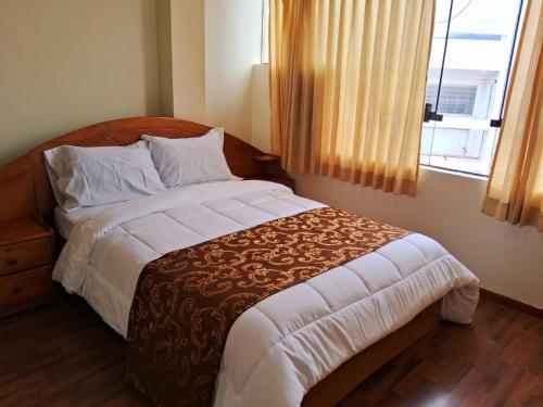 - une chambre avec un lit et une fenêtre dans l'établissement Hotel Casa Shami, à Cusco