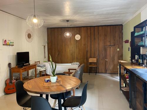ein Wohnzimmer mit 2 Tischen und einem Sofa in der Unterkunft Casa Araucarias Refugio Natural en la Ciudad in Posadas