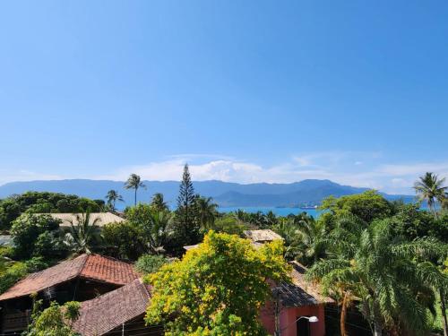 uma vista para um resort com montanhas e árvores em Hospedaria Ilhabela - Flats Sul em Ilhabela