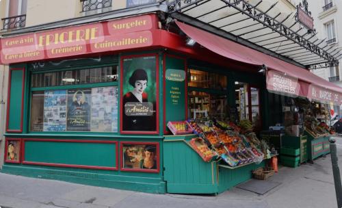 un magasin dans une rue de la ville avec dans l'établissement Joli studio coeur Montmartre A, à Paris