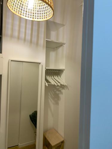 une lampe suspendue au-dessus d'un dressing dans l'établissement Joli studio coeur Montmartre A, à Paris