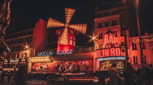 un bâtiment avec un moulin à vent en haut dans l'établissement Joli studio coeur Montmartre A, à Paris