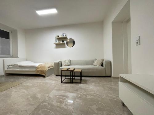 ein Wohnzimmer mit einem Sofa und einem Tisch in der Unterkunft Kleine moderne 3-Bett Wohnung/Apartment 