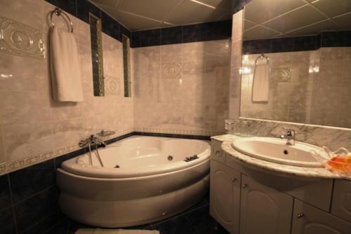 Ένα μπάνιο στο Ξενοδοχείο Αιγαίο