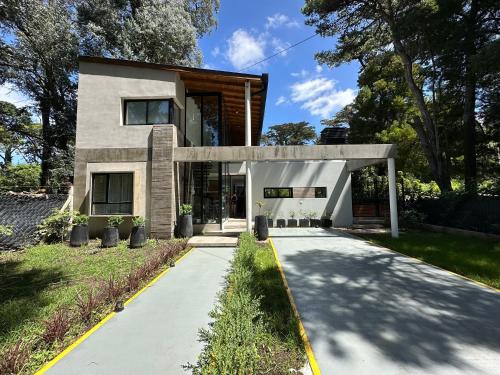 ein modernes Haus mit Auffahrt in der Unterkunft La Cayetana in Mar del Plata