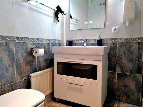 y baño con lavabo, aseo y espejo. en Piso nuevo y moderno, en Santiago de Compostela