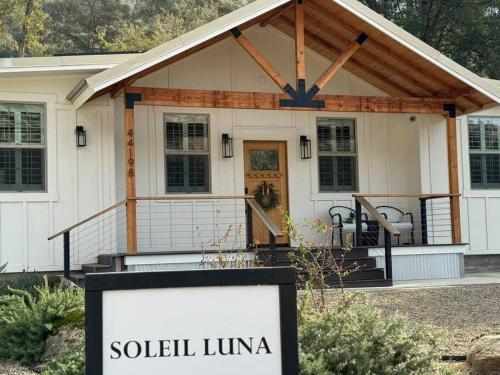 uma casa com um sinal em frente em Soleil Luna 2 miles from Sequoia Park Entrance em Three Rivers