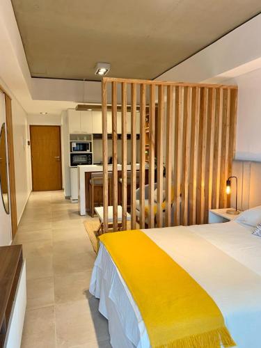 een slaapkamer met een groot bed en een keuken bij TERRA-BARRIO NORTE in San Miguel de Tucumán