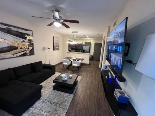 Μια τηλεόραση ή/και κέντρο ψυχαγωγίας στο Luxury Modern Condo 3-min from Six Flags w/PS5, 1GB Fast Wi-fi Kingbed