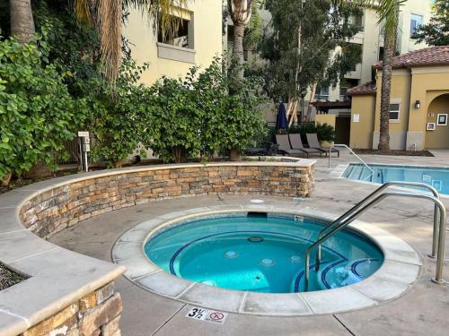 una bañera de hidromasaje en un círculo en un patio en Luxury Modern Condo 3-min from Six Flags w/PS5, 1GB Fast Wi-fi Kingbed, en Santa Clarita