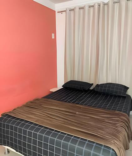 費拉迪聖安娜的住宿－Ap exclusivo 2/4 completo，一张大床,位于红色墙壁的房间