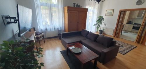 sala de estar con sofá y mesa en Ehemaliges Winzerhaus Cochem en Cochem