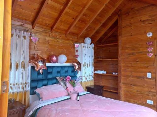 1 dormitorio con 1 cama con cabecero azul en Playa Blanca Baruch Glamping Tota, en Tota