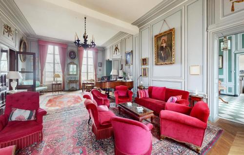 Χώρος καθιστικού στο 8 Bedroom Cozy Home In Saint-Vigor