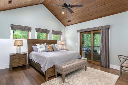 1 dormitorio con 1 cama y ventilador de techo en The Kingfisher Pet Friendly, Lakefront Luxury, Private Beach, en Nebo