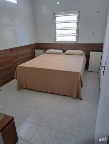 a bedroom with a bed and a window at Ótimo Apt de 1qt a 60mts do Consulado EUA in Recife