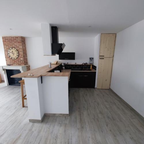 une cuisine avec un comptoir en bois dans une pièce dans l'établissement Appartement centre Merville, à Merville