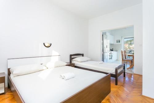 - une chambre avec deux lits et une salle à manger dans l'établissement Apartments with a parking space Marina, Trogir - 1093, à Marina