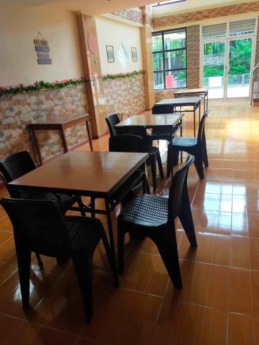 eine Reihe von Tischen und Stühlen in einem Restaurant in der Unterkunft Auzone Inn Budget Hometel in Locsin