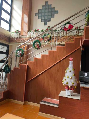 ein Weihnachtsbaum unter einer Treppe in einem Gebäude in der Unterkunft Auzone Inn Budget Hometel in Locsin