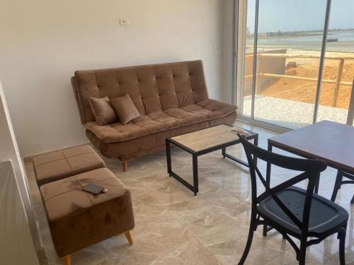 sala de estar con sofá y mesa en Beach houses Lost paradise, en Mouamla