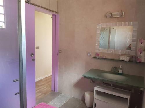 un bagno con lavandino e specchio di Villa 4 étoiles MWoodsuite MartiniqueSun - Coquet & Central avec piscine et jardin privé a Le Lamentin