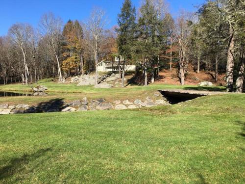 Jardín al aire libre en Catskills Pond Getaway