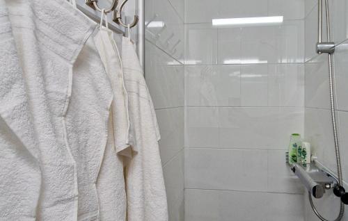 La salle de bains est pourvue d'une douche avec rideau de douche blanc. dans l'établissement 2 Bedroom Gorgeous Apartment In Bors, à Borås