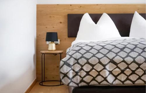 1 dormitorio con 1 cama con edredón blanco y negro en Villa Mit Pool In Stegersbach, en Neudauberg