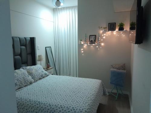 Säng eller sängar i ett rum på cozy apartment - 1 bedroom