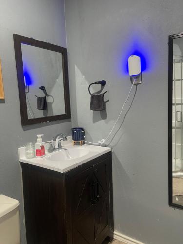 ein Bad mit einem Waschbecken und einem Spiegel in der Unterkunft Man cave apartment in Athens