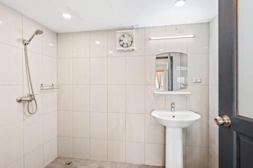 biała łazienka z umywalką i prysznicem w obiekcie Tropical Villa 3 w mieście Lamai