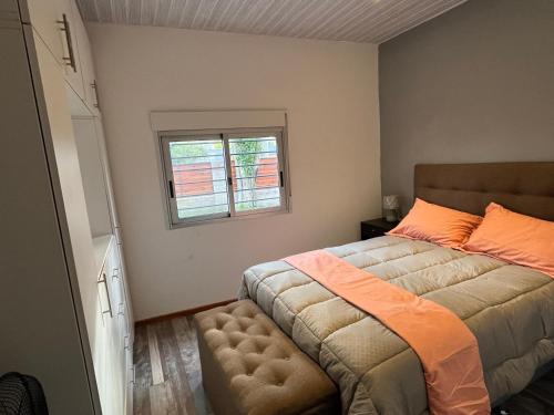 海岸城的住宿－Casa con piscina climatizada，一间卧室设有一张床和一个窗口