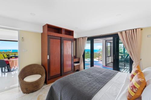 拉邁的住宿－Tropical Villa 3，一间卧室配有一张床,享有海景