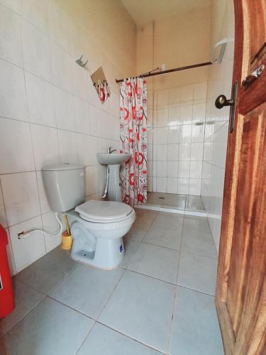 uma casa de banho com um WC e um chuveiro em Hospedaje Matita - Torotoro em Torotoro