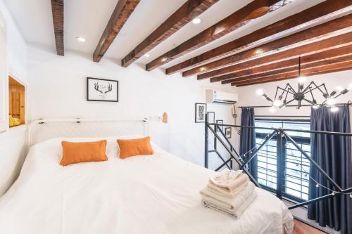 a bedroom with a white bed with orange pillows at Shanghai Hills&XING 4456 Homestay in Shanghai