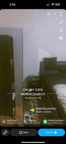 Hornchurch的住宿－For your care，卧室的屏风,床的照片