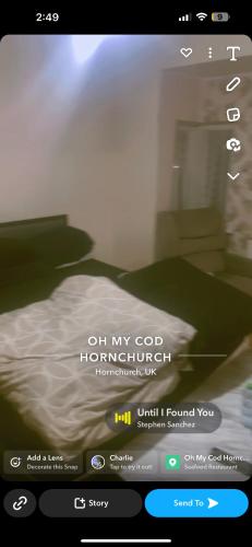 Captura de pantalla de una página de inicio de un dormitorio con cama en For your care en Hornchurch