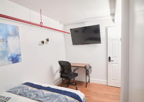 ein Schlafzimmer mit einem Schreibtisch und einem Stuhl in der Unterkunft Comfy Guest House in Hell's Kitchen in New York