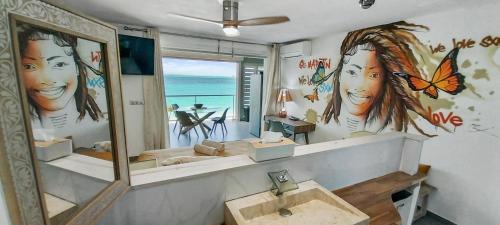 een badkamer met een grote spiegel en een wastafel bij Official page "Residence Bleu Marine" - Sea View Apartments & Studios - Saint-Martin French Side in Grand Case