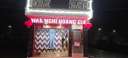 Ein Gebäude mit einem Schild für einen Nina North Hongking Clan in der Unterkunft Hoàng Gia Hotel Royal 