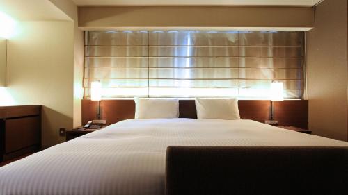 Un ou plusieurs lits dans un hébergement de l'établissement KOKO HOTEL Fukuoka Tenjin
